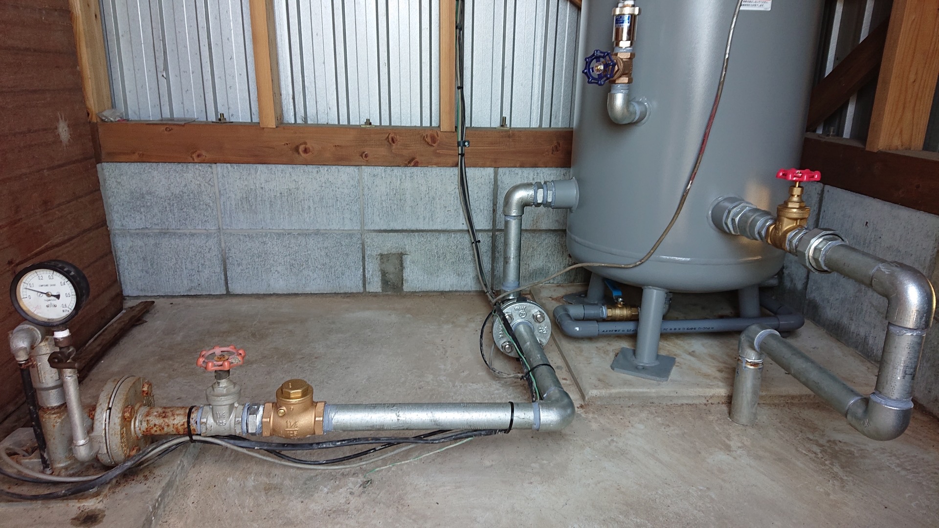 給排水設備工事業：大分：中央設備工業：井水　圧力タンク周り配管　完成